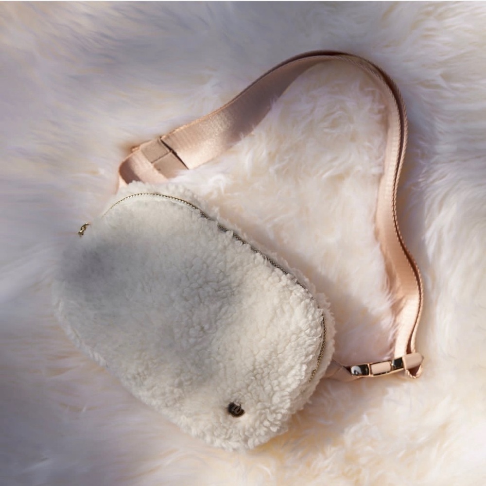 WANTABLE sherpa belt bag